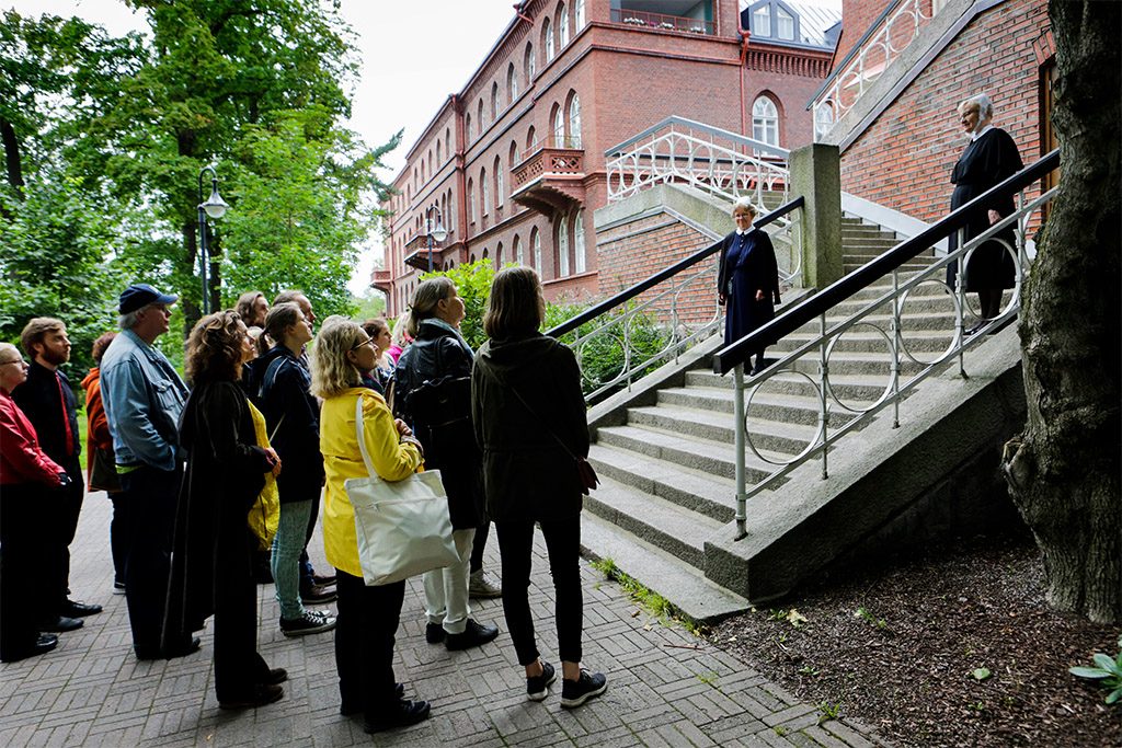 Teatteriesitys Tässä menee raja levittäytyi Alppikadun korttelin alueelle.