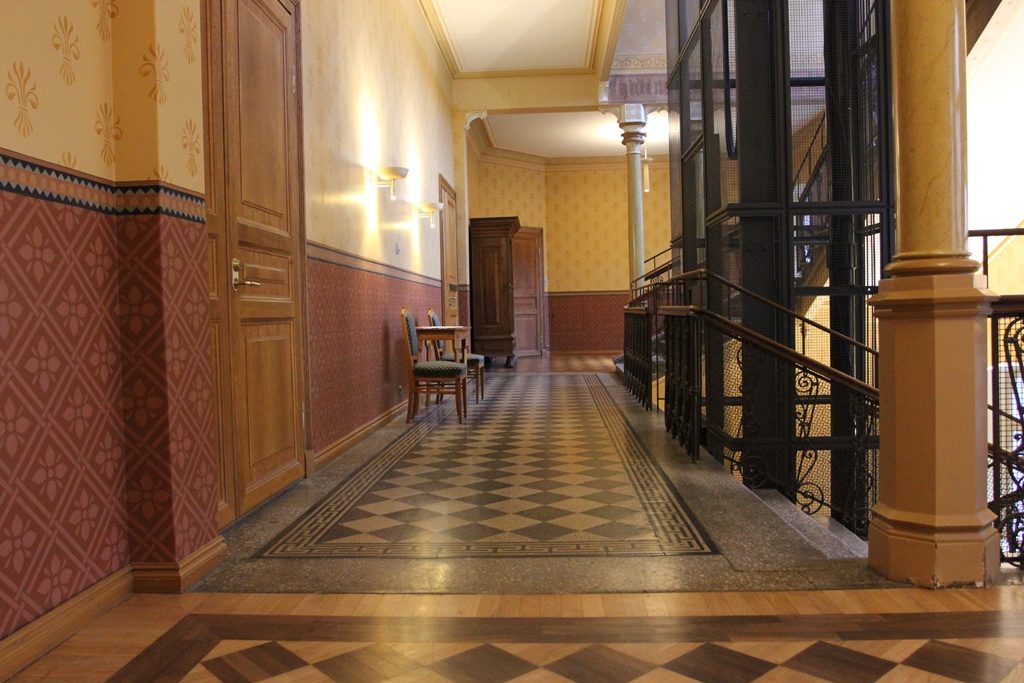 Vestibyylin juhlakerroksen koristelu on samanlainen kuin Uppsalan tuomiokirkossa. 