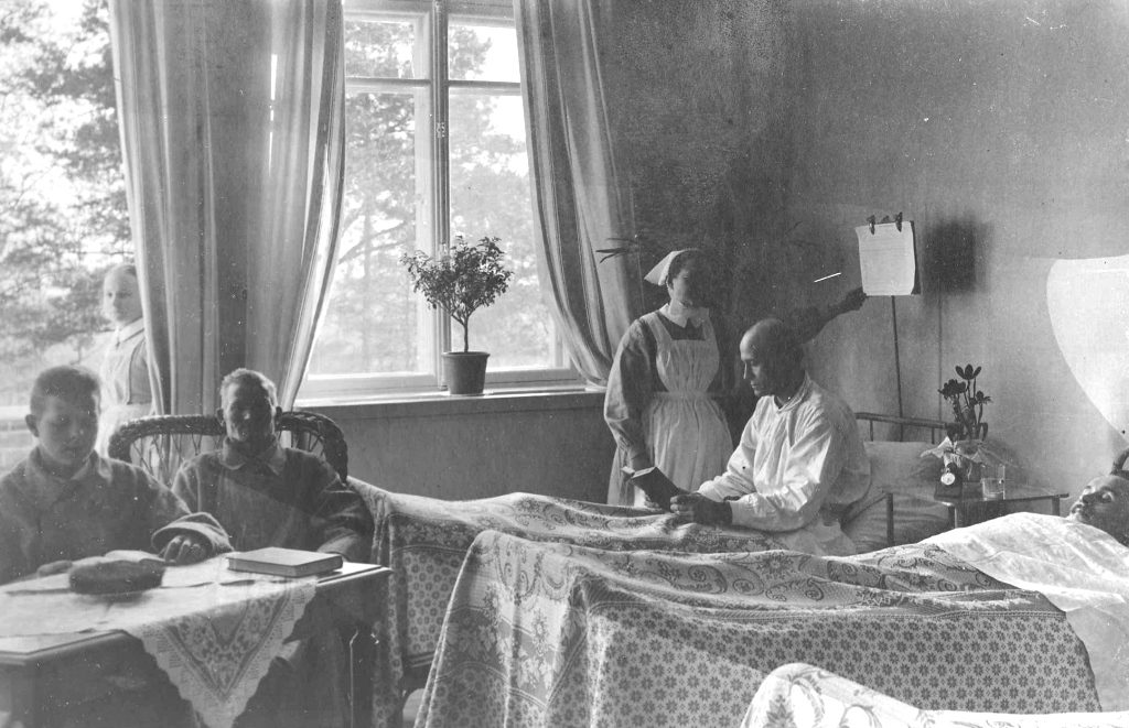 Potilashuone Helsingin Diakonissalaitoksen sairaalassa, vanha mustavalkoinen valokuva.