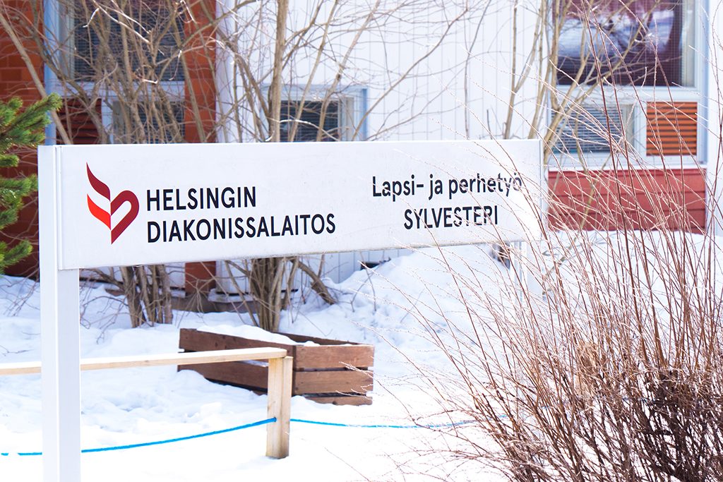 Kyltti, jossa lukee Helsingin Diakonissalaitos Lapsi- ja perhetyö Sylvesteri.