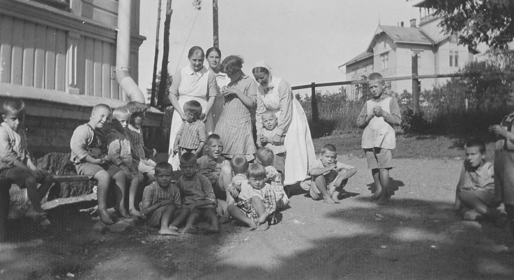 Diakonissalaitos perusti Rinnekodin 1930. Rinnekoti on palaamassa juurilleen Kallioon. Lapsia ja hoitajia Rinnekodissa Diakonissalaitoksen naapurissa. Rinnekoti on palaamassa juurilleen.