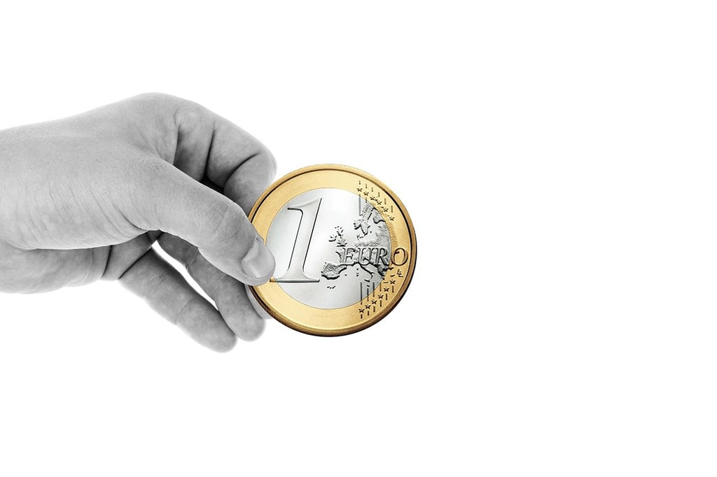 Euron kolikko kädessä. Ravintolakolmio tukee Vamosnuoria.