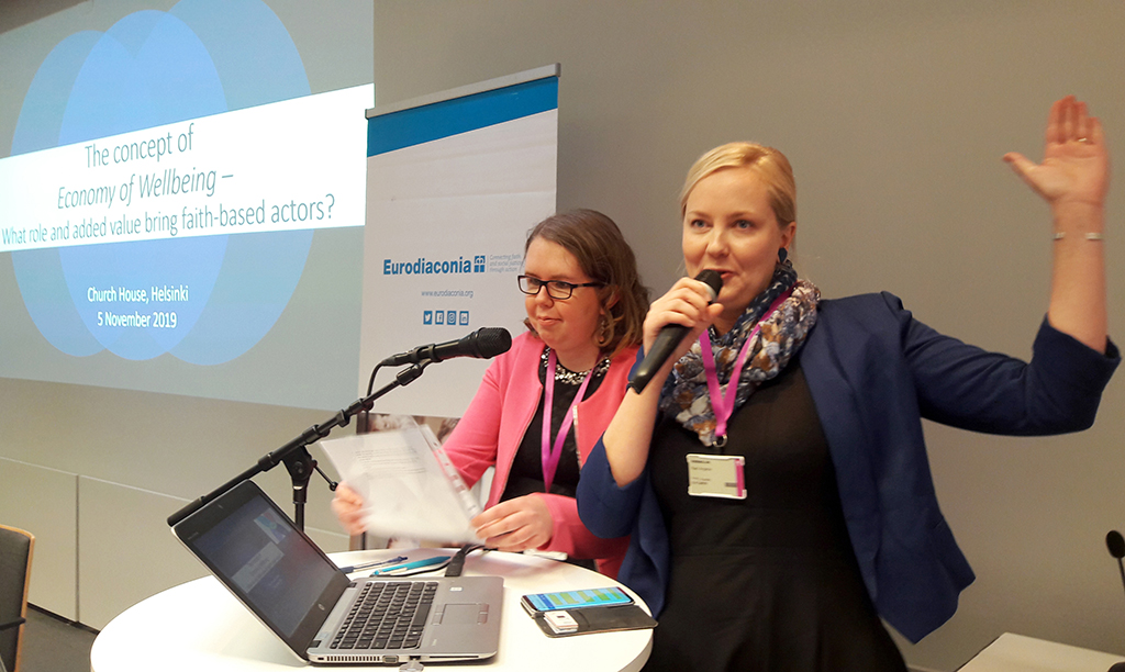 Isabella Taipale ja Katri Angeria esittelevät Diakonissalaitoksen toimintaa Eurodiaconian seminaarissa 5.11.2019