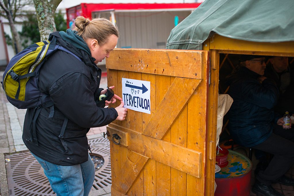 Mies menossa sisään kansalaistoiminnan kokoontumispaikan, jurtan, ovesta Helsingin Kontulassa.