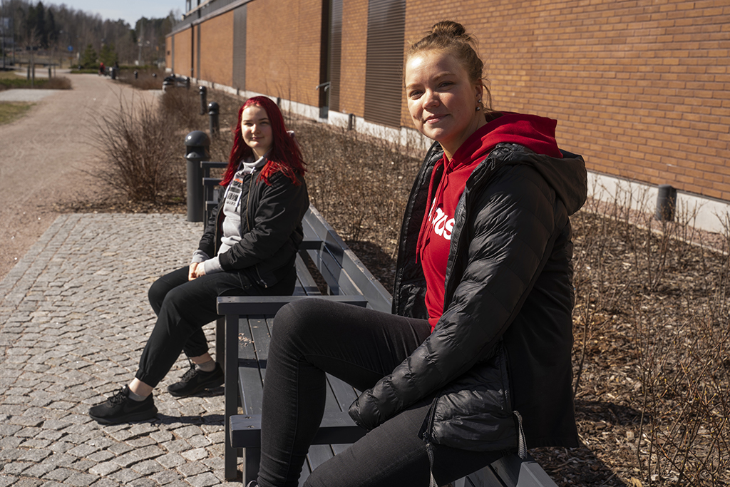 Kaksi nuorta naista, Kätriin ja Emmi istuvat puistonpenkillä. Nuotti-valmennus yhdistää heitä.