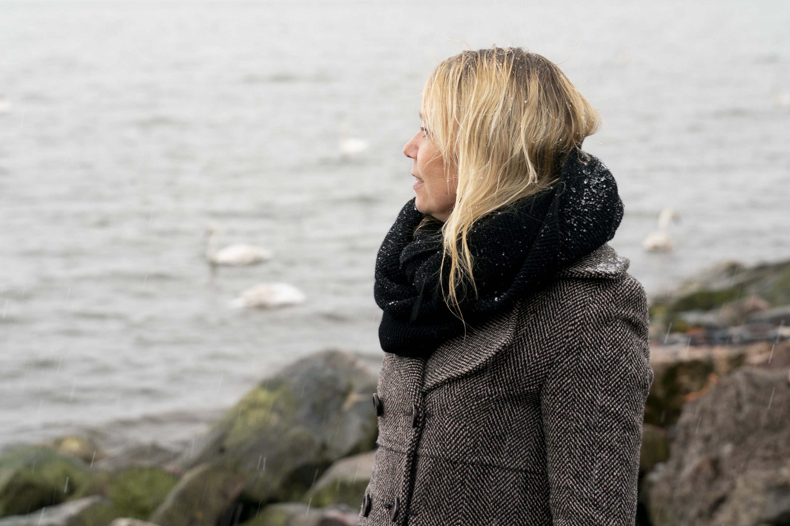 Artikkelissa haastateltu psykologi Mari Tikkanen katsoo merelle.