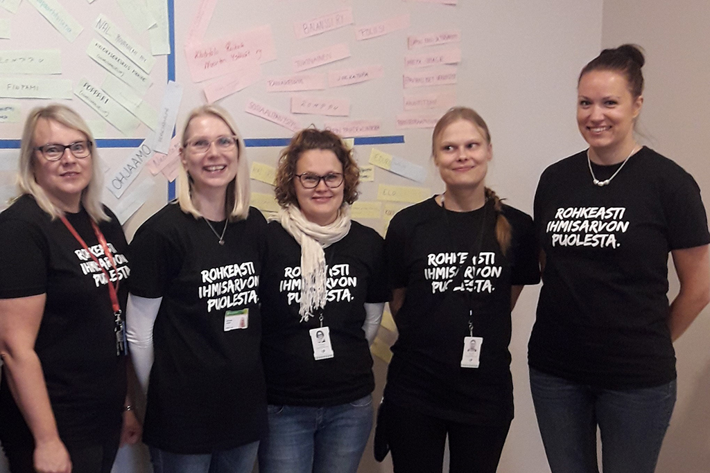 Viisi Yhdessä osallisuuteen -hankkeen valmentajaa Rovaniemellä. Vamos Rovaniemi tukee nuoria.