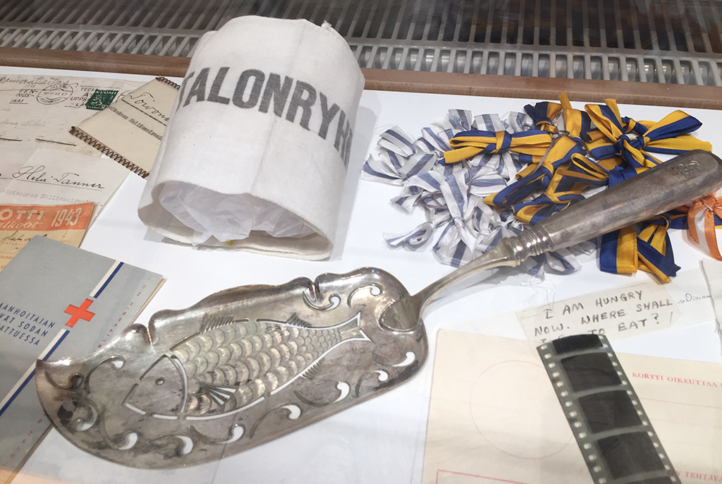 Erilaisia tavaroita museon vitriinissä. Keskellä kalaveitsi, jonka Carl Bartram-niminen mies halusi lahjoittaa Diakonissalaitokselle.