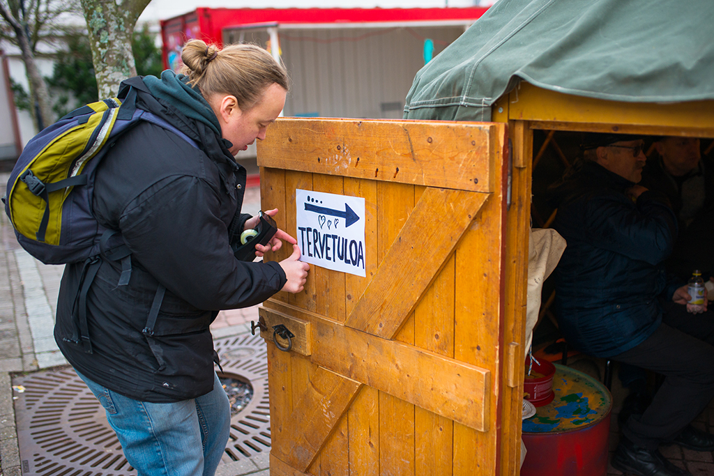 Mies menossa sisään D-asema Kontulan paimentolaistelttaan, jurttaaan