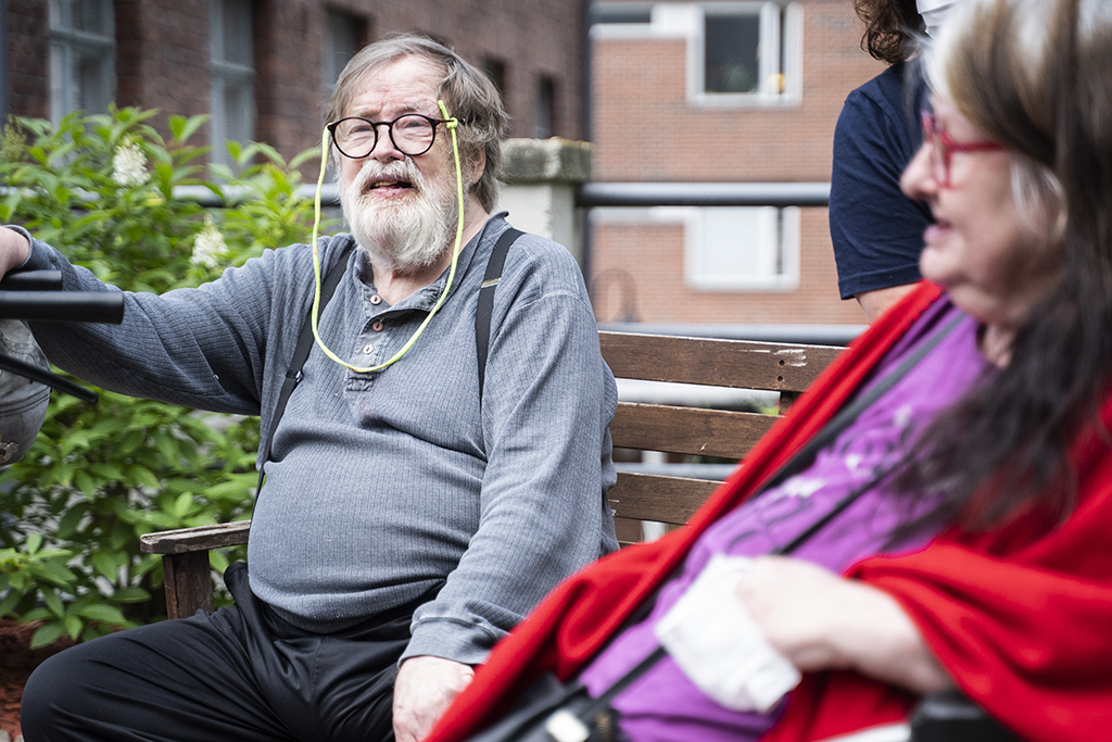 Palveluasuminen Alppituvassa on Erkinja Lean mieleen. He istuvat puistonpenkillä