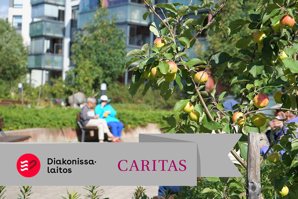 Caritas palvelut Oy:n toimipisteen piha-alue Oulussa. Kuvassa on sana Caritas sekä Diakonissalaitoksen logo, jossa teksti Diakonissalaitos.