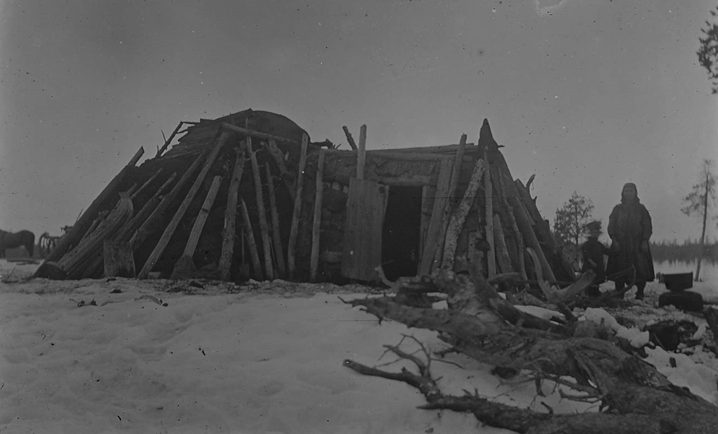 Puukepeistä rakennettu asumus. Kuva on otettu 1900-luvun alussa Lapissa.
