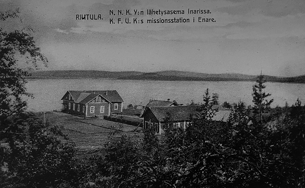 Tila järvenrannalla. Postikortti, jossa teksti Riutula NNKY:n lähetysasema Inarissa.