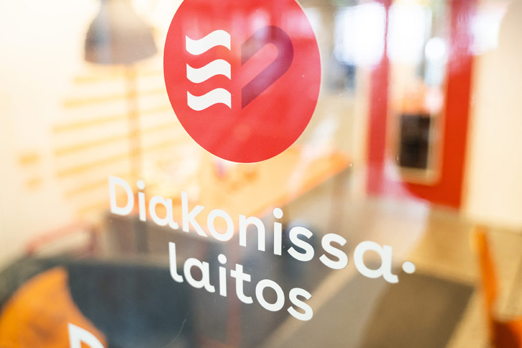 Lasiovi, jossa logo Diakonissalaitos. Diakonissalaitoksen sote-palvelut uudistuvat.