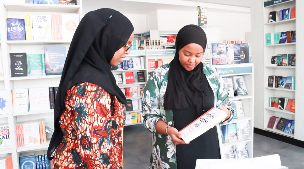 Naiset katselevat kirjakaupan kirjoja Hargeisassa.