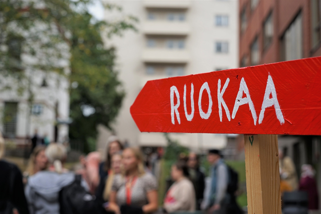 Punainen kyltti, jossa lukee teksti "ruokaa".