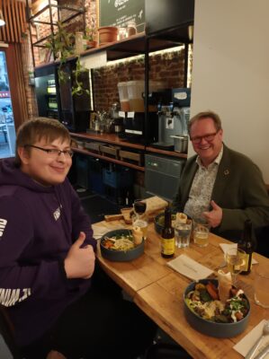 Erhan ja Olli Holmström ovat illallisella ravintolassa.