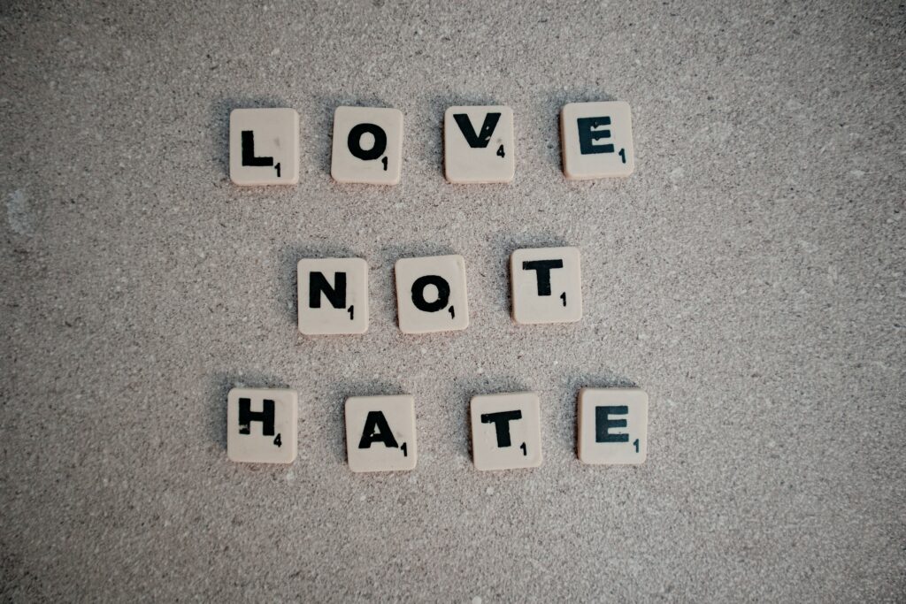 Kuvassa lukee love not hate.