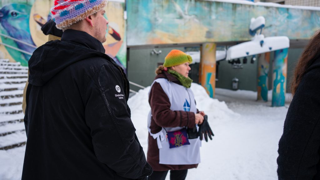 Rauhanpaikka-dialogin järjestäjät keskustelevat lumisella Sitratorilla. 