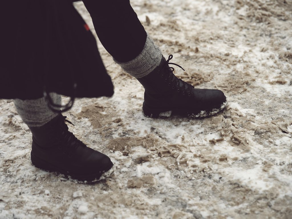 Jalat lumisella kadulla.