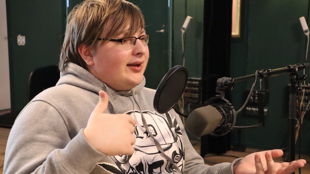 Erhan Daler kertoo omista kokemuksistaan nuorten tuottamassa podcast-sarjassa.