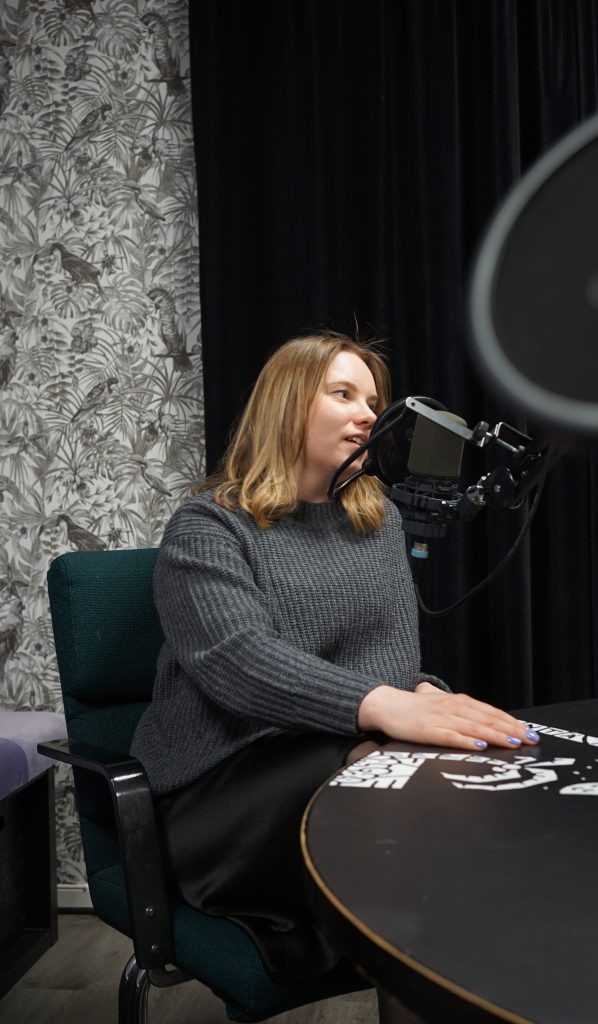 Helsingin Sanomien Nyt-toimituksen toimittaja ja tuottaja Salla Varpula istuu studiossa.