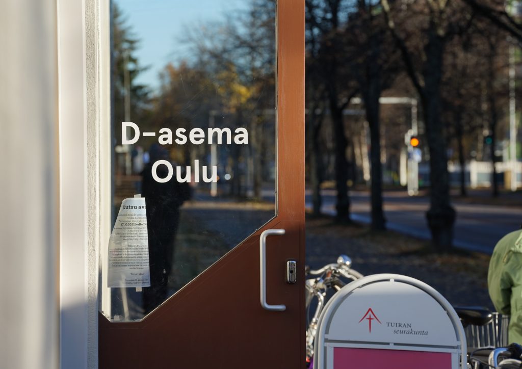 Lasiovi, jossa lukee D-asema Oulu.