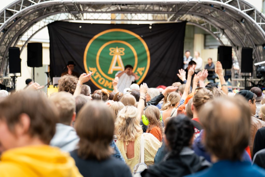 Yleisö kuuntelee lavalla esiintyvää Atomirottaa.