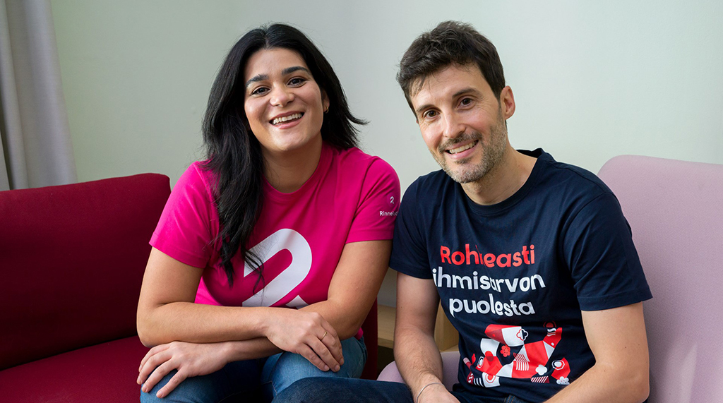 Two people sitting on a sofa. They are with the customer of Rinnekodit on their pathway in life.