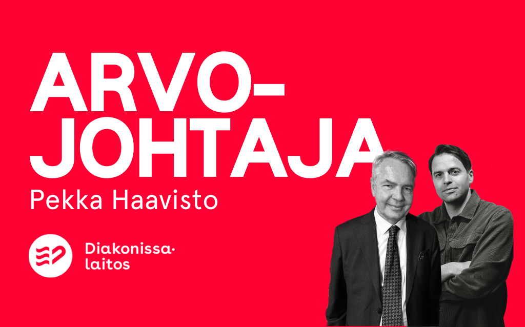 Punaisella pohjalla teksti Arvojohtaja - Pekka Haavisto. Kuvan oikeassa laidassa mustavalkoinen kuva, jossa toimittaja Kimmo Ohtonen ja poliitikko Pekka Haavisto.