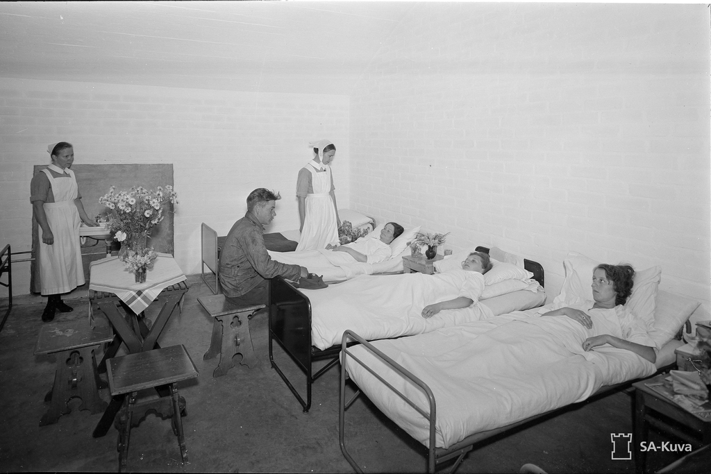 Sairaalahuone, sängyissä potilaita.