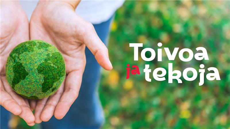 Kädet pitelevät maapalloa, vieressä teksti "Toivoa ja tekoja".