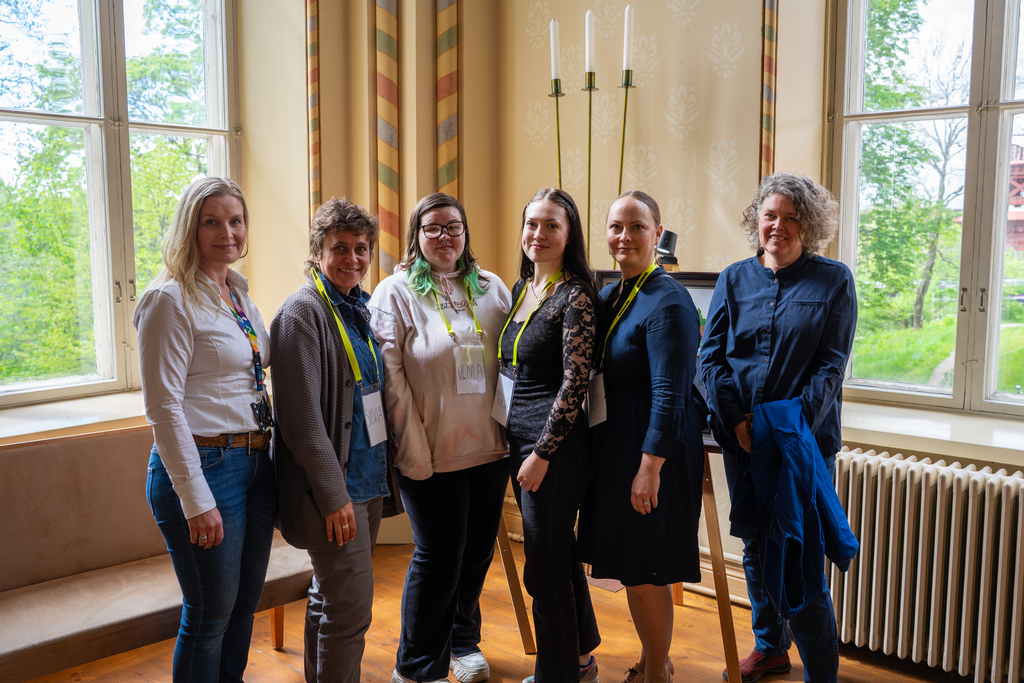 Kuvassa valmentaja Laura Sohlberg, poliitikko ja toimittaja Silvia Modig, nuoret Venla ja Matilda, Helsingin kaupungin hyvinvoinnin edistämisen päällikkö Heidi Hagman ja valmentaja Mari Mattila.