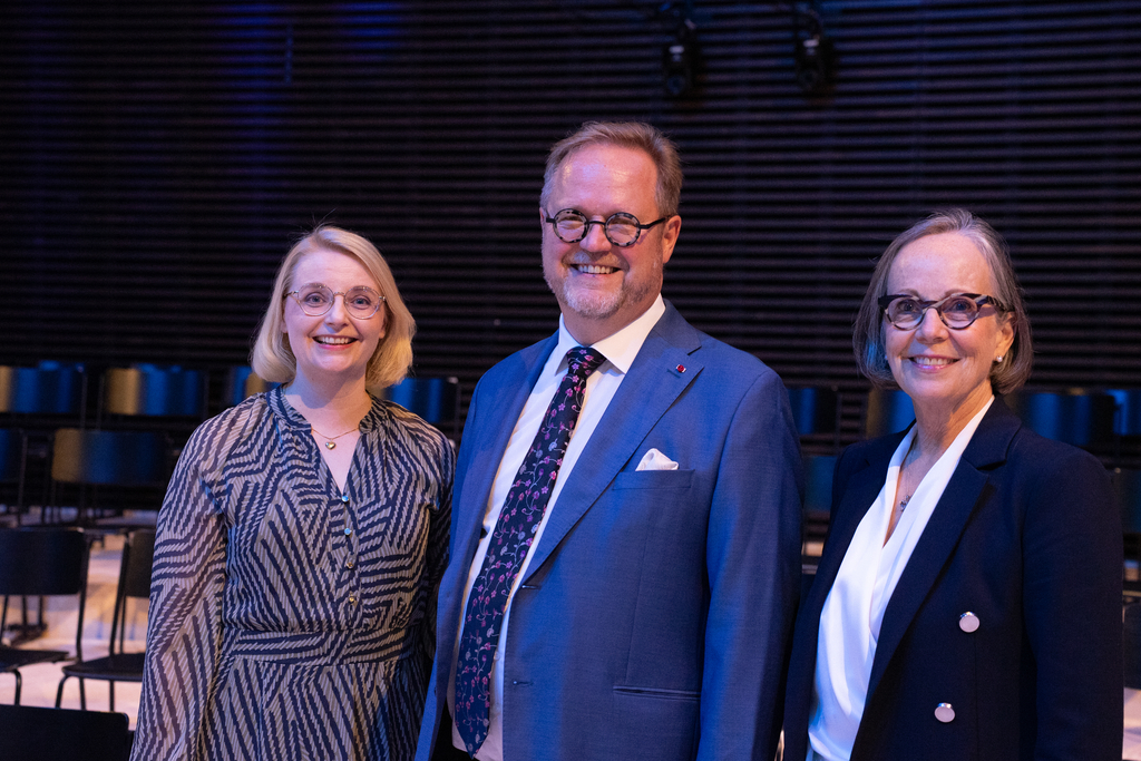 Yhteiskuva Elina Juntusesta, Olli Holmströmistä ja Laura Raitiosta.