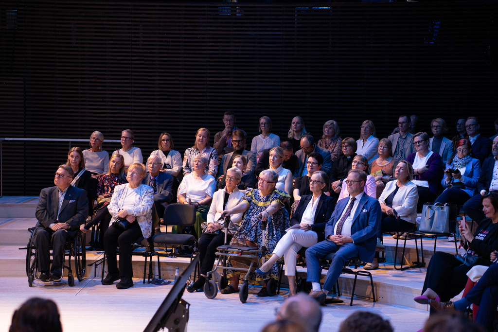 Seminaariyleisöä, mm. Tarja Halonen ja Irja Askola.