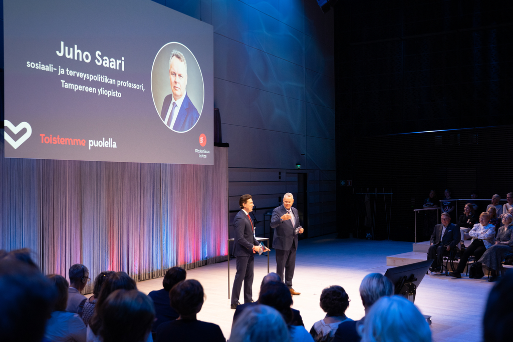 Juho Saari lavalla