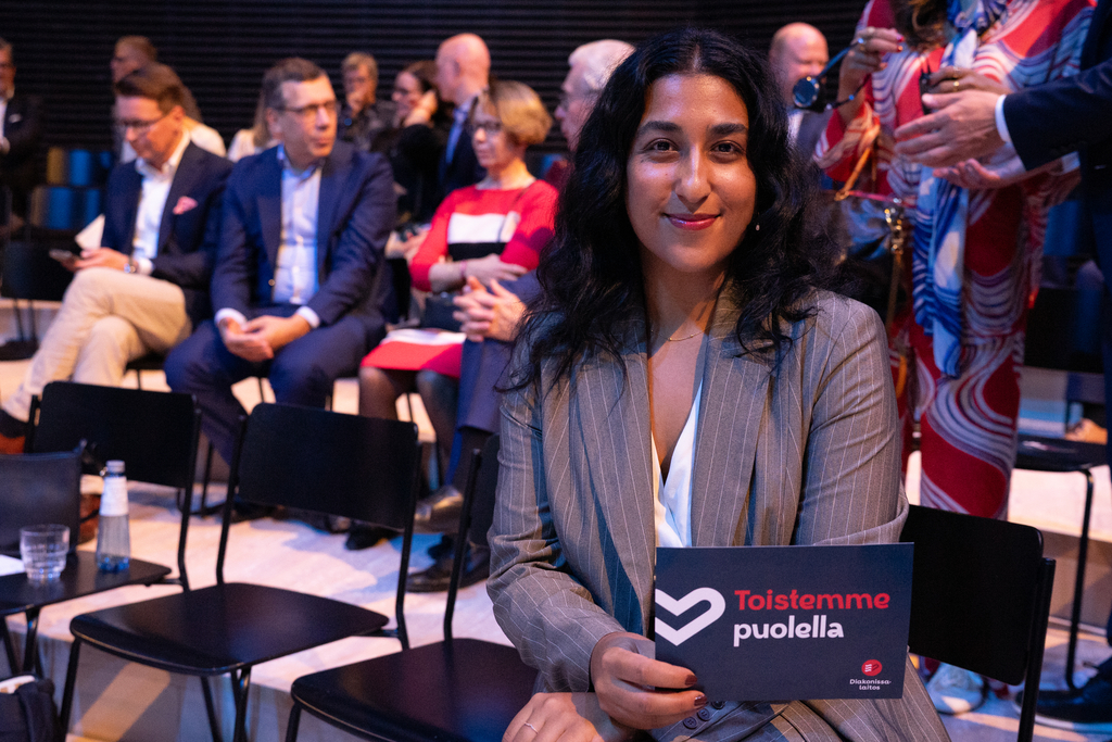 Amani Al-mehsen poseeraa kameralle ennen puheenvuoroaan