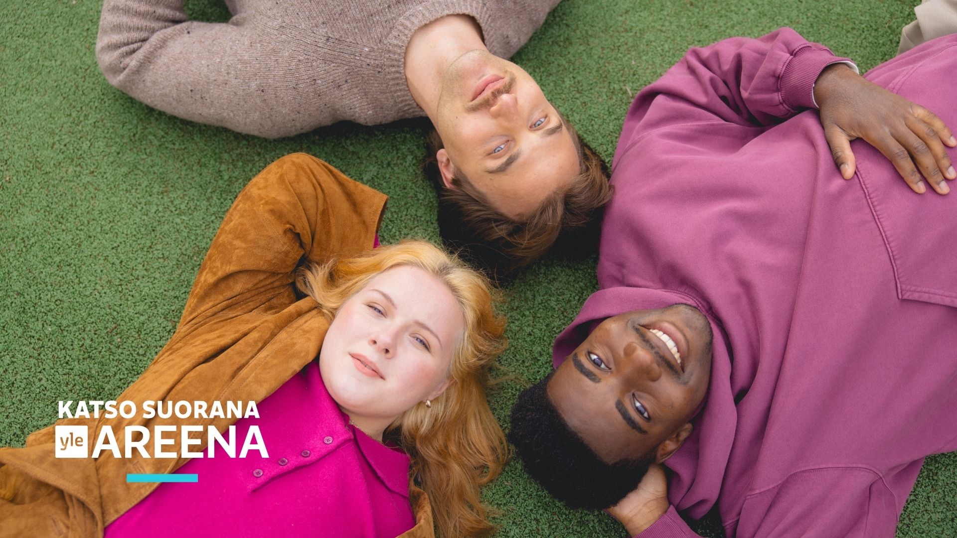Nuoria makaamassa maassa iloisina. Päällä teksti "Katso suorana Yle Areena"