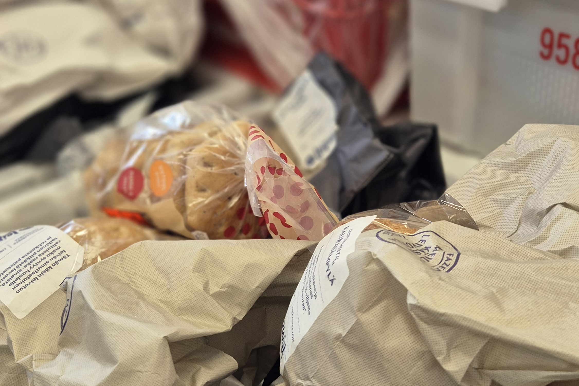 Kasa leipäpusseja ruoka-avun pöydällä