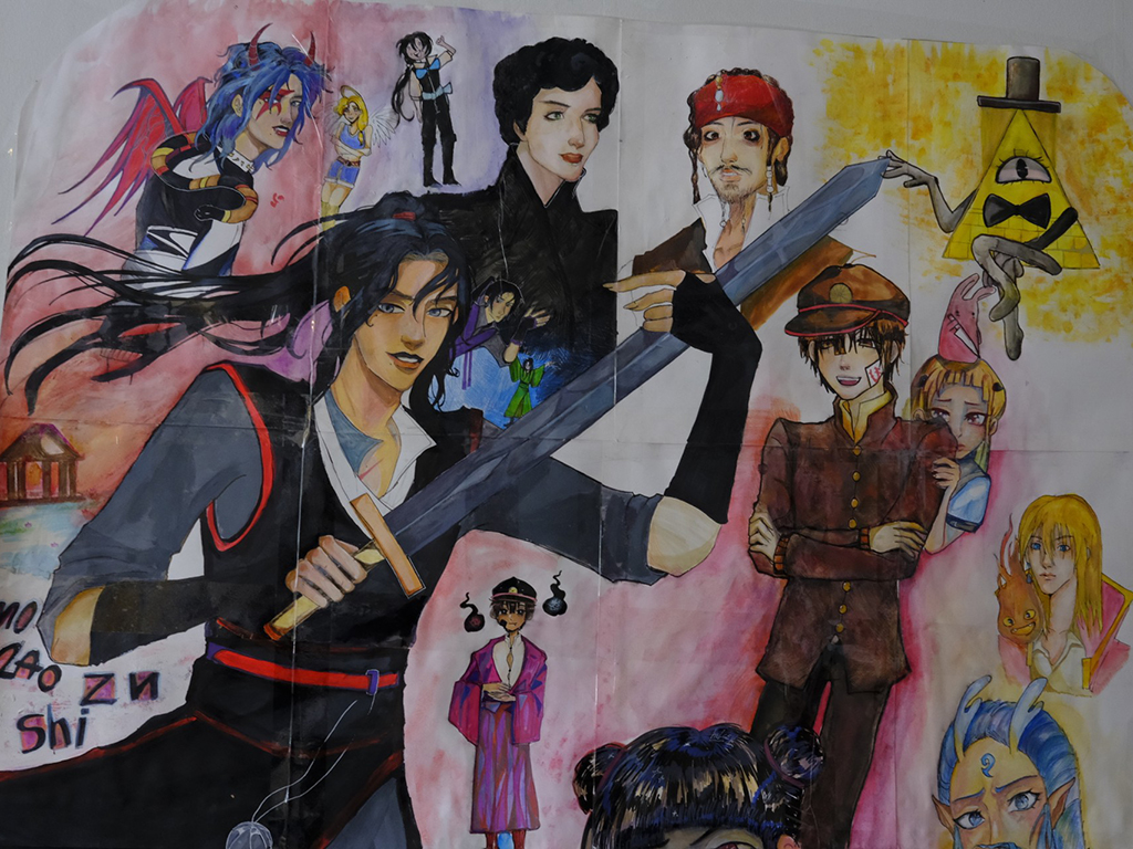 Anime-henkisiä piirroskuvia Nuortentalo Katusaon seinällä.