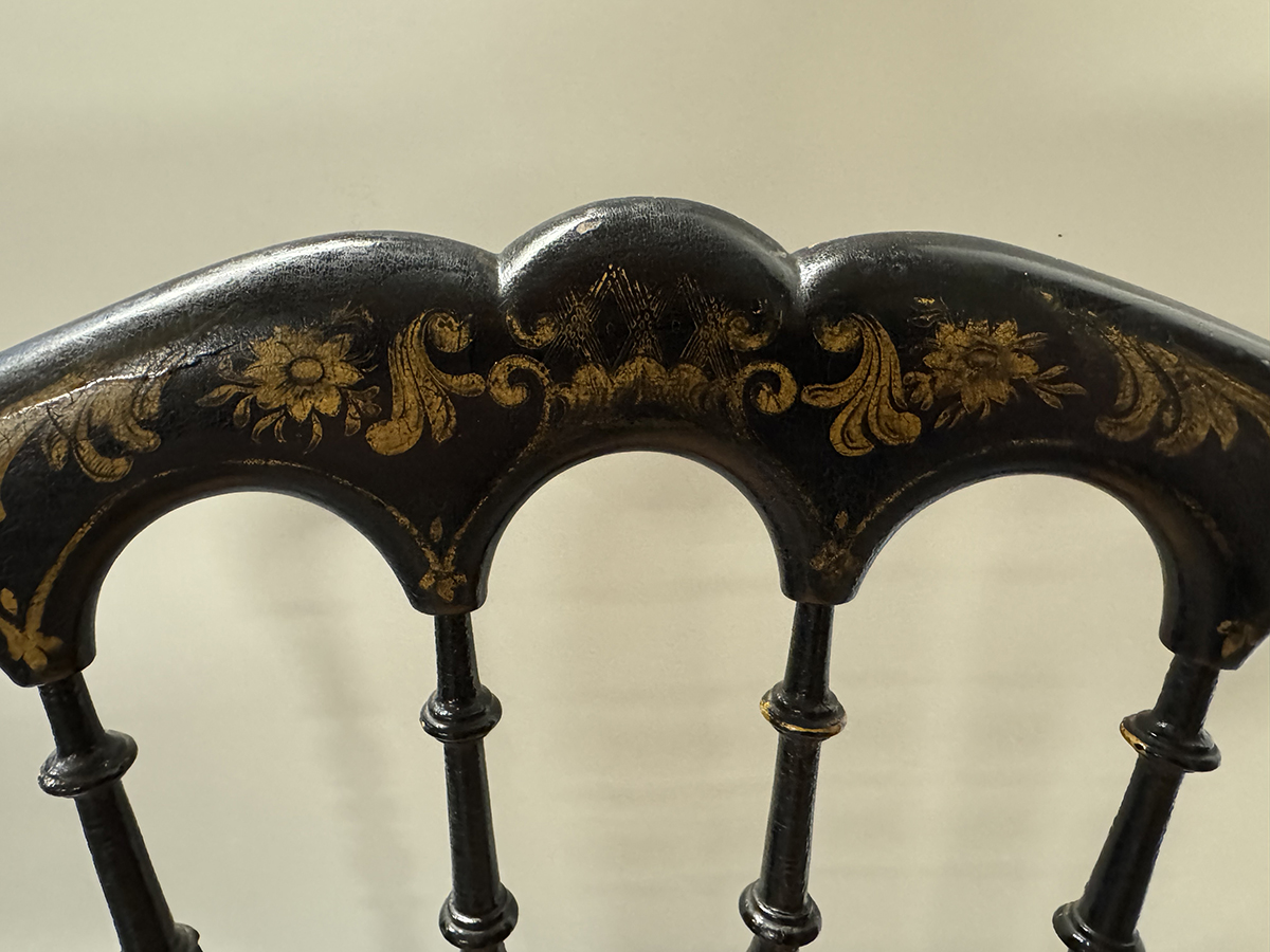 Koristeellinen tuoli selkänoja.