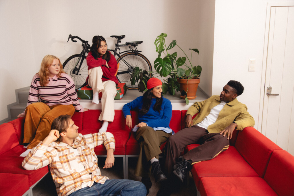 Nuoria keskustelemassa sohvalla.