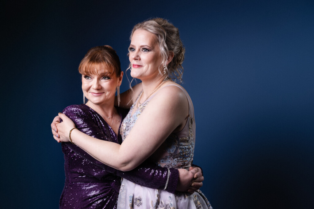 Kaksi naista halaa toisiaan.